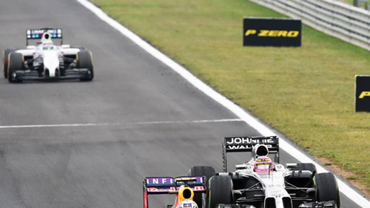 Der große Profiteur des Safety Cars ist der zuvor fünftplatzierte Daniel Ricciardo, der als erster Fahrer die Reifen wechseln kann und somit die Führung hinter dem Safety Car übernimmt