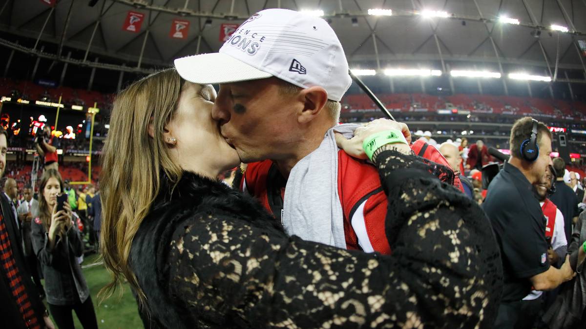 Nach dem Einzug in den Super Bowl LI gab es einen dicken Kuss für den Gatten
