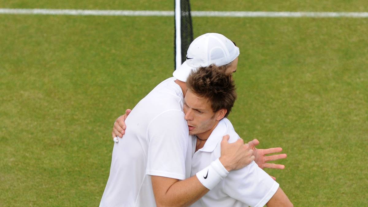  Verlierer Mahut hat sich längst mit seinem Schicksal abgefunden. "Happy Birthday, mein Freund", schrieb er zum Zehnjährigen an Isner. Auch der Aufschlagriese, der 112 Asse servierte und das Match gewann, obwohl er 24 Punkte weniger machte als Mahut, erinnert sich gerne an die historische Partie, obwohl sie ihn damals um ein besseres Ergebnis brachte. Nach dem Marathon schied er in der zweiten Runde in nur 74 Minuten entkräftet aus.