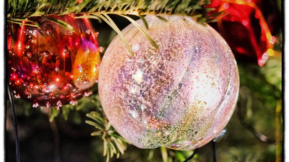 24. Dezember 2014: Hoeneß darf über Weihnachten die JVA verlassen, seine Frau holt ihn ab. Nachdem er die Weihnachtsfeiertage bei seiner Familie verbringt, kehrt er am 26. Dezember zurück ins Gefängnis