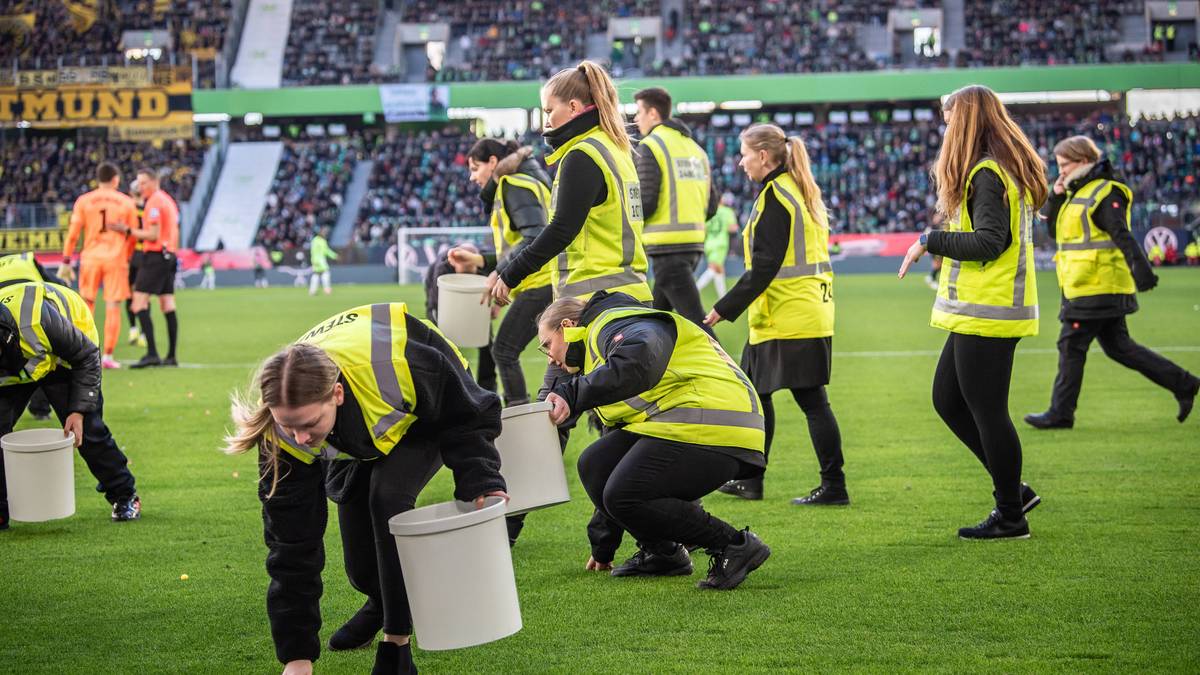 Beim Duell Wolfsburg gegen Dortmund mussten reichlich Tennisbälle eingesammelt werden