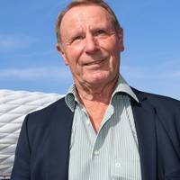 Berti Vogts wünscht sich für die deutsche Nationalmannschaft ein Stück Vergangenheit zurück. Rudi Völler soll das Team zur Heim-EM führen.