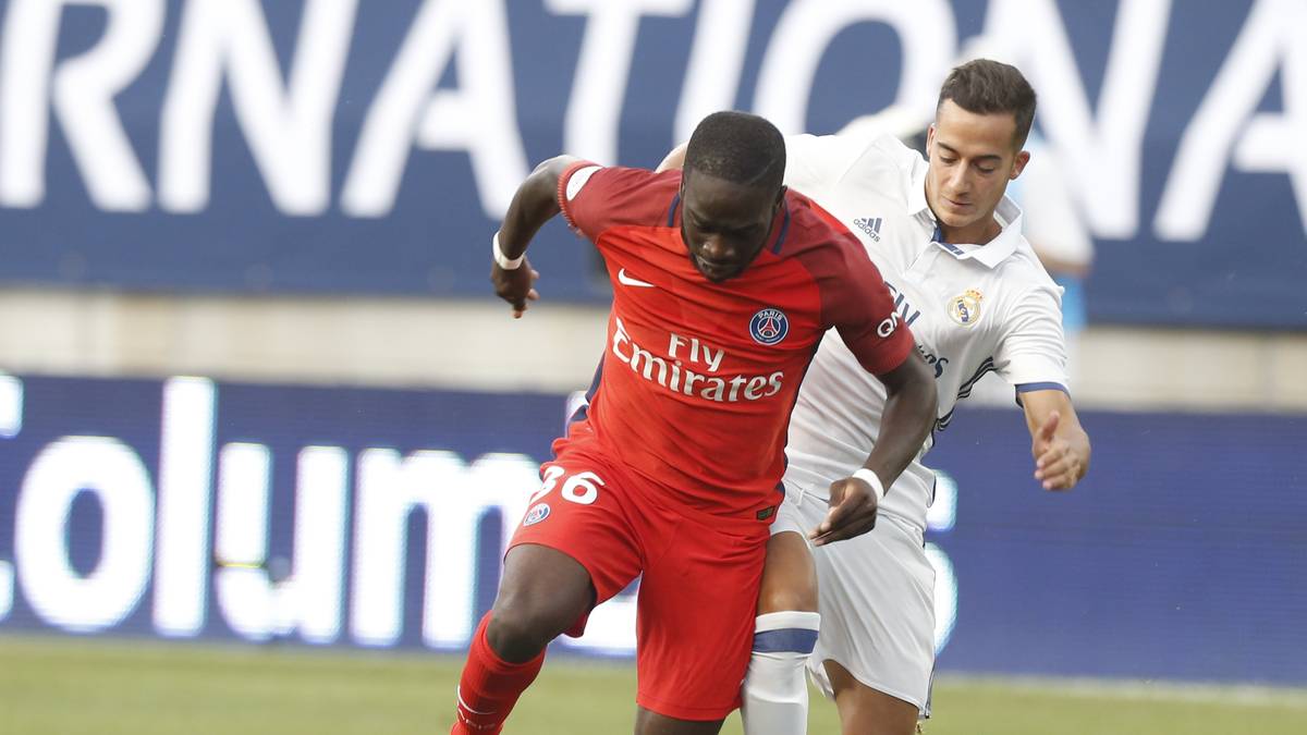 Der FC Barcelona beobachtet den kräftigen, schnellen Außenangreifer, Hertha BSC wollte ihn ausleihen. Seine Spielweise ähnelt der von Manchester Uniteds Anthony Martial. In der Vorbereitung traf Ikone für die PSG-Profis gegen Real Madrid