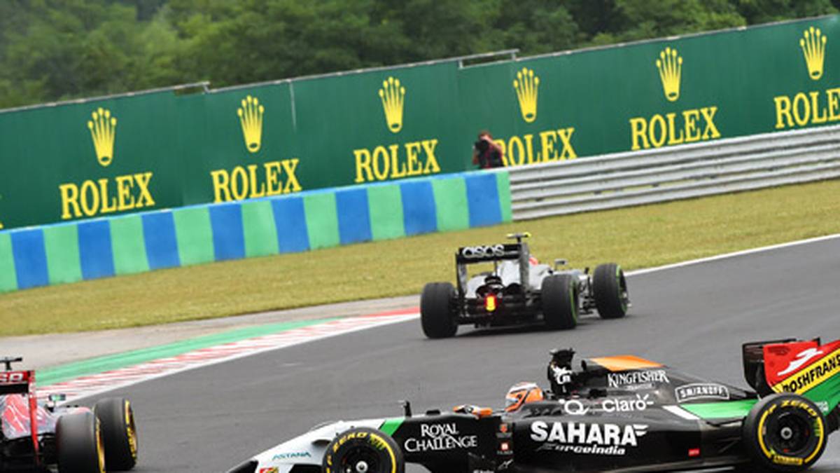 Nachdem das Safety Car die Strecke wieder freigibt, geht es weiter mit dem turbulenten Rennen. Nico Hülkenberg kommt sich mit seinem Teamkollegen ins Gehege und scheidet aus