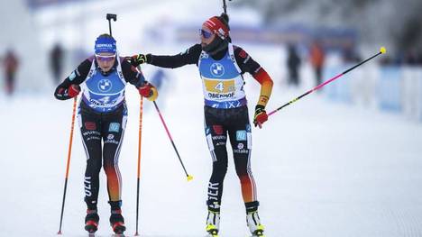 Sophia Schneider (r.) und Franziska Preuß gehören zum deutschen Biathlon-Kader für die kommende Saison