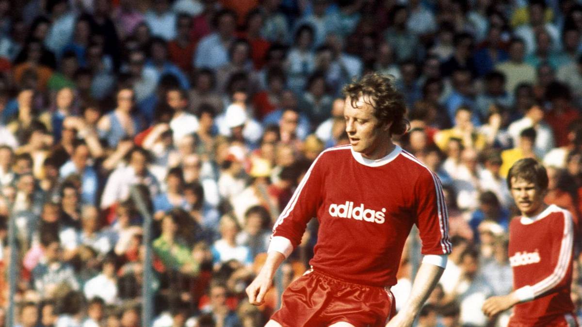 JOHNNY HANSEN (73/74 - 75/76): Wechselt als Absteiger vom 1.FC Nürnberg, mit dem er das Jahr zuvor noch Meister wird (einzigartig bis heute), zum FC Bayern. Der Abwehrspieler bestreitet dort in sechs Jahren 164 Bundesligaspiele und erzielt sieben Tore