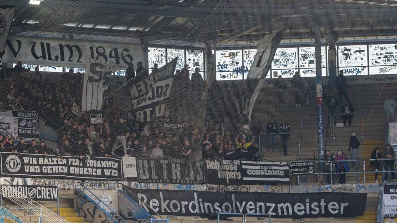 Ein Banner mit der Aufschrift "Rekordinsolvenzmeister"