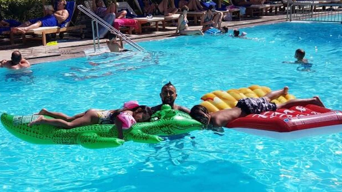 Bayerns Arturo Vidal verbringt im Urlaub viel Zeit im Pool mit seinen Kindern