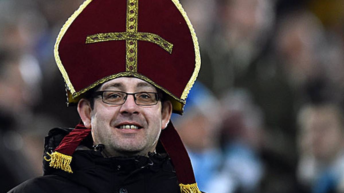 Und die Roma holt sich Unterstützung. Hilfe von oben quasi