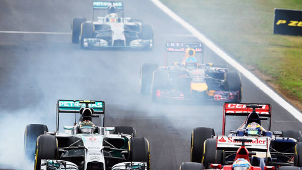 Ricciardo kommt in die Box, um sich neue Reifen zu holen. Damit überholt Alonso die Führung, während dahinter ein packender Kampf zwischen Vergne, Rosberg, Vettel und Hamilton entbrennt. Überraschenderweise kommen die Mercedes-Fahrer dabei einfach nicht vorbei an den Autos mit Renault-Motoren