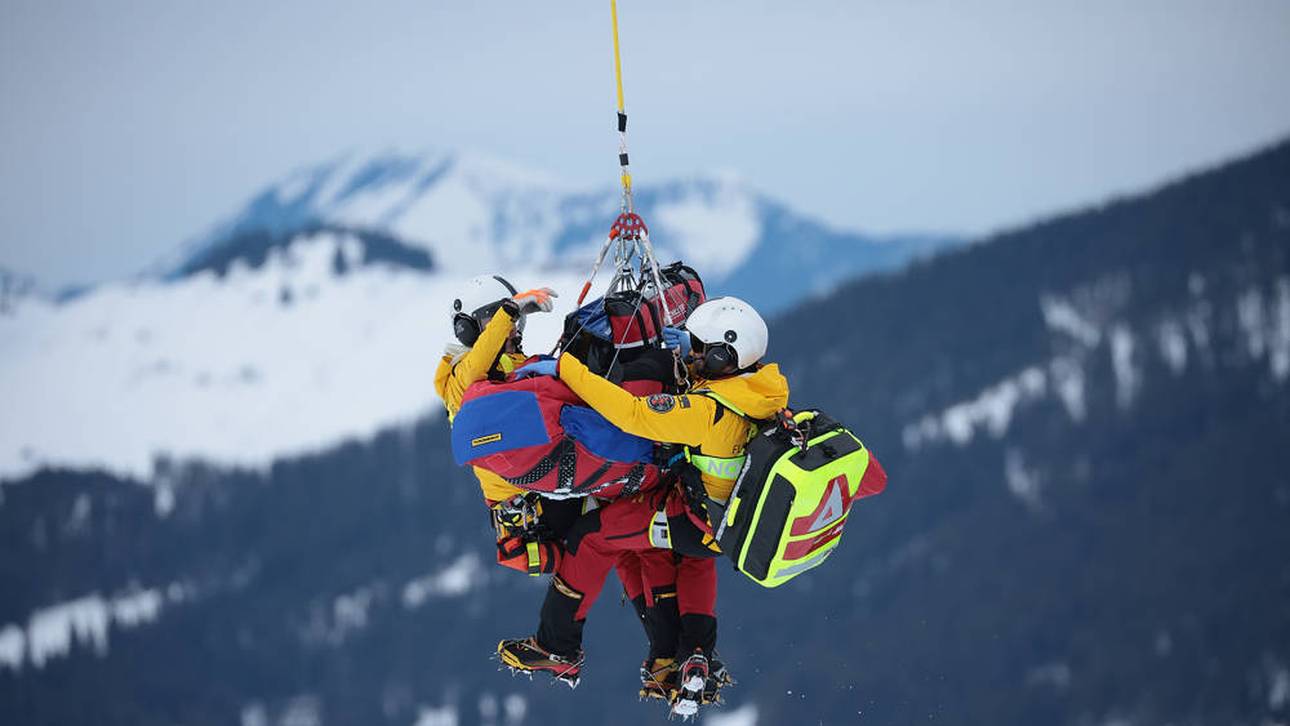 Rettungskräfte transportieren Szollos ab