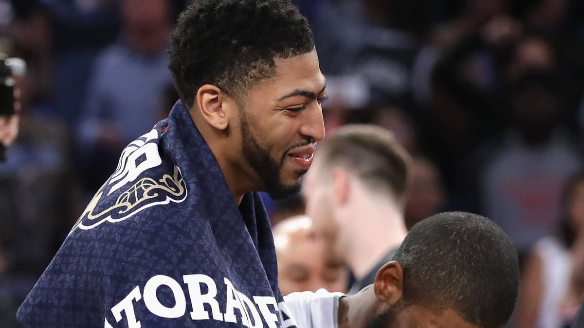 Aber alles nicht so ernst gemeint: Traditionell stand beim großen Klassentreffen der NBA-Stars der Spaß im Vordergrund. MVP Davis und Kyrie Irving machen's vor