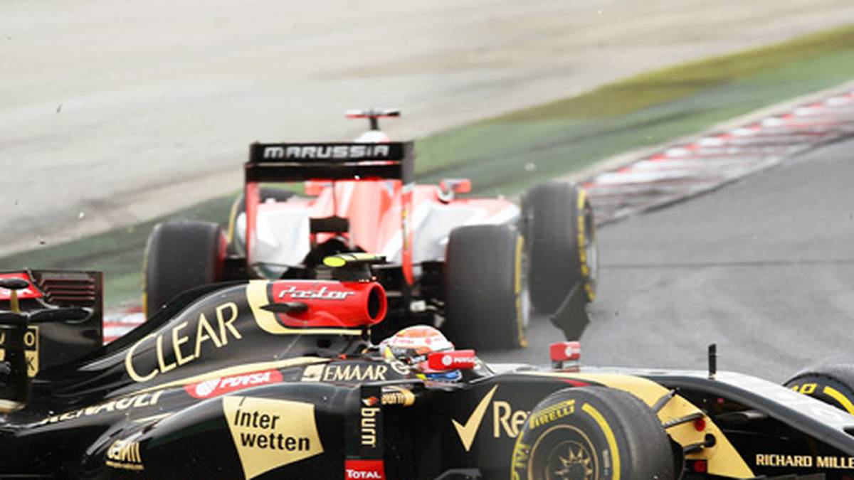 "Was die anderen können, kann ich schon lange", denkt sich wohl Pastor Maldonado und räumt deshalb kurzerhand Jules Bianchi ab