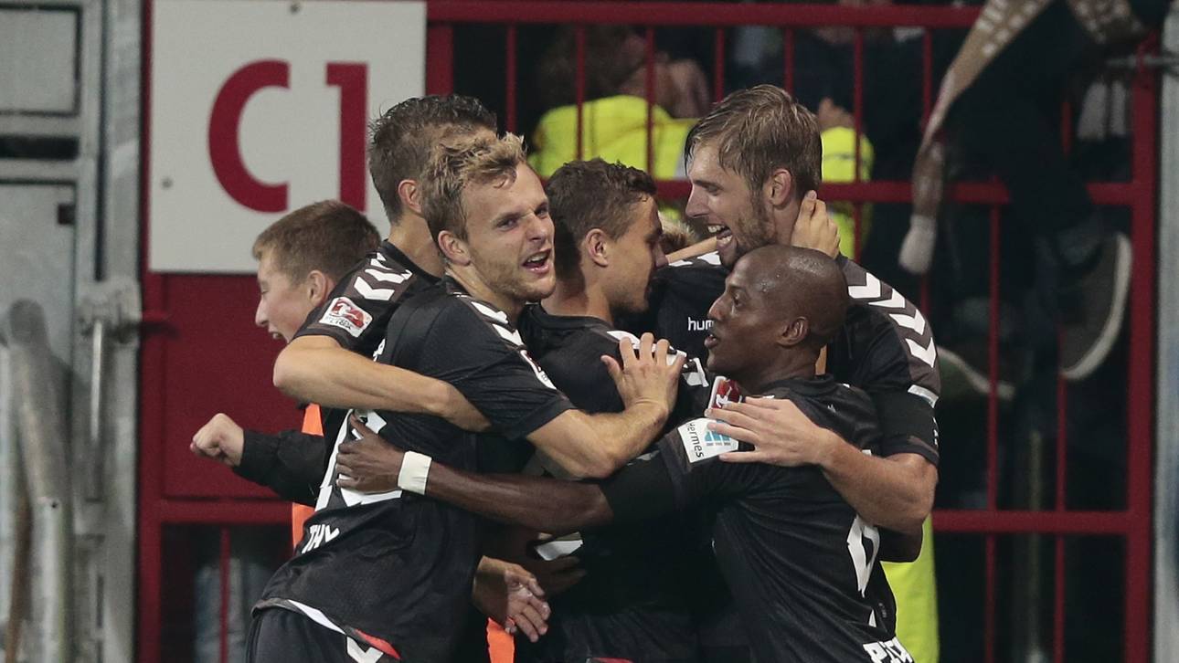 St. Pauli bleibt an der Spitze dran