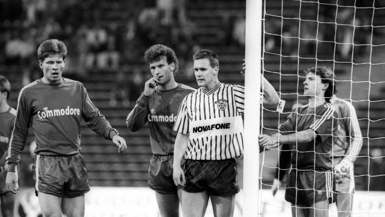 FC Bayern München gegen Heart of Midlothian, Stefan Reuter (li.), Erland Johnsen (2.v.li.) und Ludwig Kögl (re.)