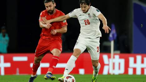 Palästinas Mohammed Khalil (l.) gegen Sardar Azmoun