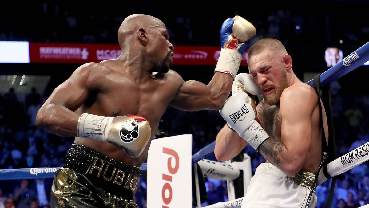 Im Ring kann "The Notorious" Mayweather aber trotz seines Box-Hintergrunds nicht das Wasser reichen. Mayweather siegt durch TKO in Runde zehn - sein 50. Sieg im 50. Kampf, womit er die Bilanz des legendären Rocky Marciano (49-0) übertrumpft