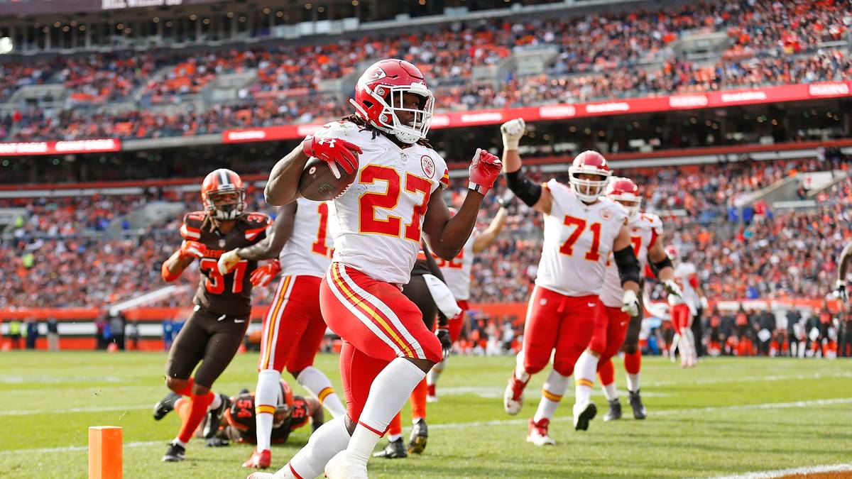 Die Chiefs fegen mit ihrer Monster-Offense über die NFL hinweg. Acht Siege bei nur einer Pleite ergeben Platz eins und den Einzug in die Divisional Round. Quarterback-Sensation Patrick Mahomes, Kareem Hunt (M.), Travis Kelce und Tyreek Hill streben den Super Bowl an, aber ist die Defense stark genug?