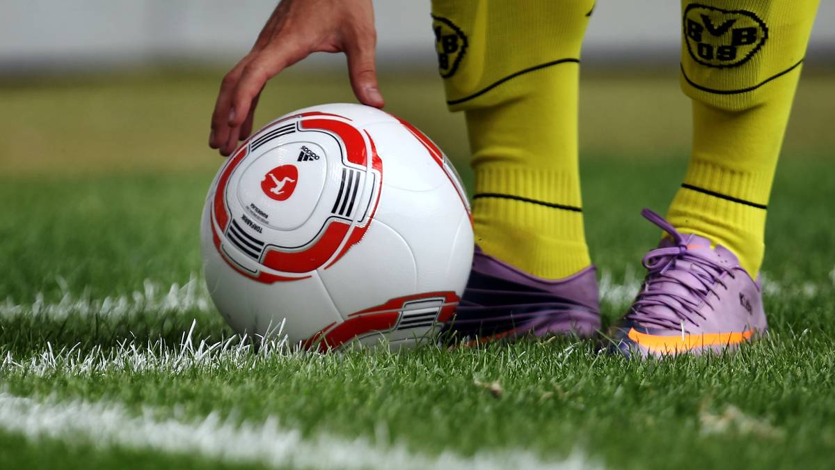 Das Design lehnte sich an den Spielball der WM 2010 in Südafrika an - allerdings war die Bundesliga-Ausführung überwiegend in Rot gehalten