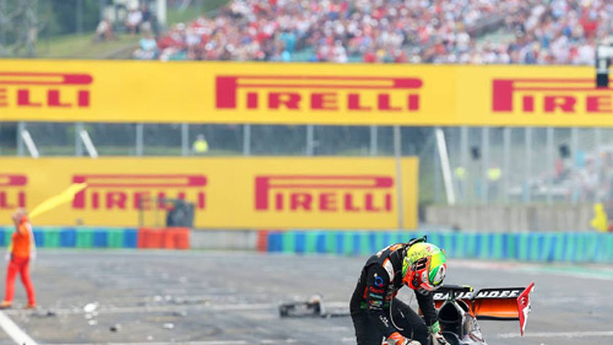 Hülkenberg-Teamkollege Sergio Perez verliert das Auto auf der Start-Ziel-Geraden und schlägt heftig in die Mauer ein