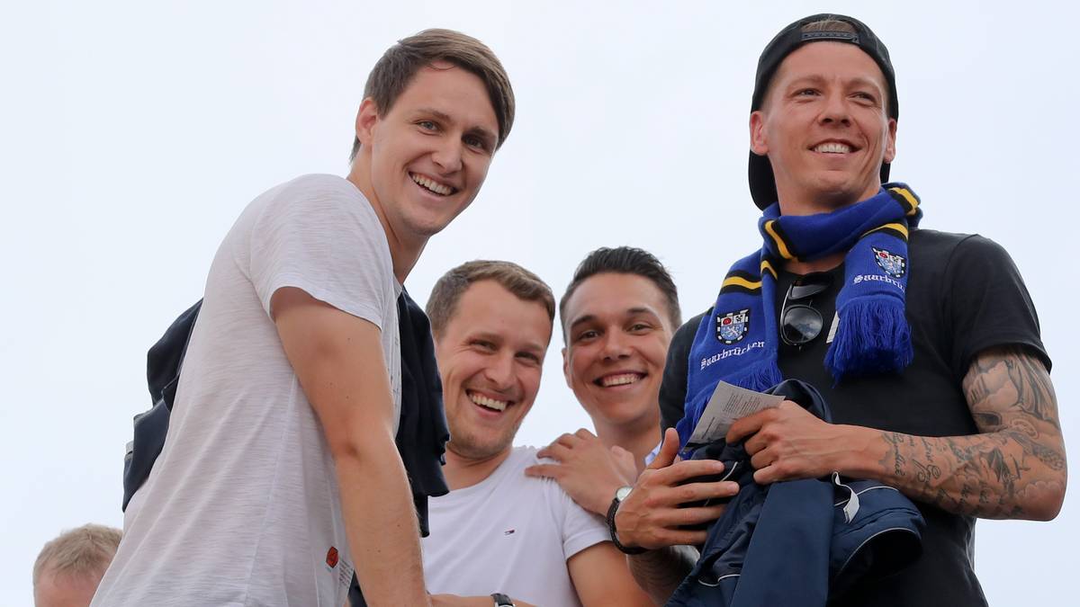 PHILIPP WOLLSCHEID: Wenn man nicht selbst spielen muss, kann man auch bei den anderen zuschauen: Philipp Wollscheid (l.), hier beim Relegationsspiel zur dritten Liga von 1860 München beim 1. FC Saarbrücken, ist seit Januar vereinslos. Er spielte zuletzt beim FC Metz in der Ligue 1