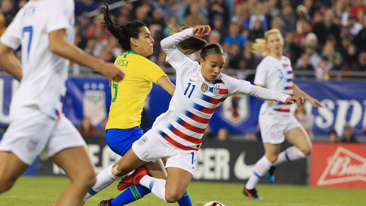 Im mit Stars gespickten Nationalteam lief sie 2016 im zarten Alter von 17 Jahren und 269 Tagen erstmals auf - als jüngste Debütantin seit elf Jahren. In der Heimat ist sie schon auf dem Weg zum Idol: Einst selbst großer Fan von Mia Hamm, tritt sie nun gemeinsam mit der US-Ikone in Werbespots auf