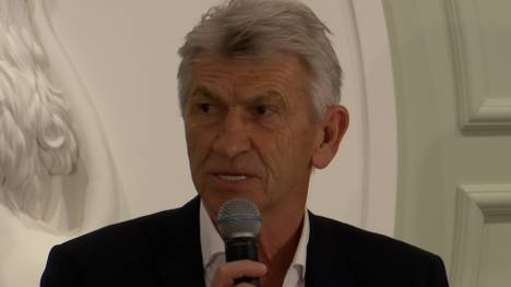 Im Rahmen der Kinopremiere "Ein Sommer in Italien" über die deutschen Weltmeister von 1990 verrät Klaus Augenthaler, dass er eigentlich gar nicht mitfahren wollte. Mehrere Anrufe von Franz Beckenbauer sorgten schließlich für ein Umdenken.