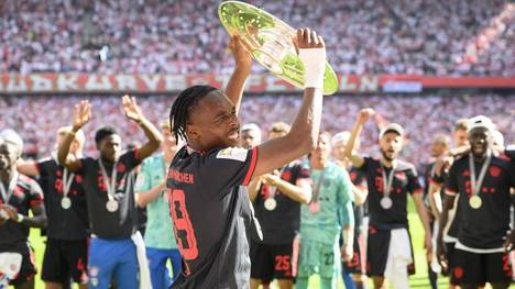 Viele Namen werden beim FC Bayern gehandelt, wenn es um die Verpflichtung eines zentralen Angreifers geht. Doch die absoluten Topstürmer sind teuer - und so rückt plötzlich ein eigener Mann in den Fokus: der 18-jährige Mathys Tel.