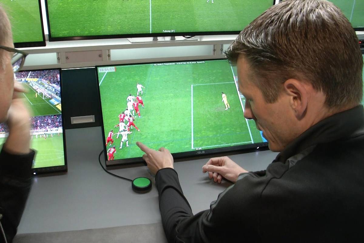 Schiedsrichter Robert Schröder spricht im STAHLWERK Doppelpass über die halbautomatische Abseitserkennung sowie hitzige Diskussionen und eine potenzielle Abseitssituation in der Partie zwischen Werder Bremen und dem VfL Bochum.