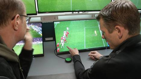 Schiedsrichter Robert Schröder spricht im STAHLWERK Doppelpass über die halbautomatische Abseitserkennung sowie hitzige Diskussionen und eine potenzielle Abseitssituation in der Partie zwischen Werder Bremen und dem VfL Bochum.