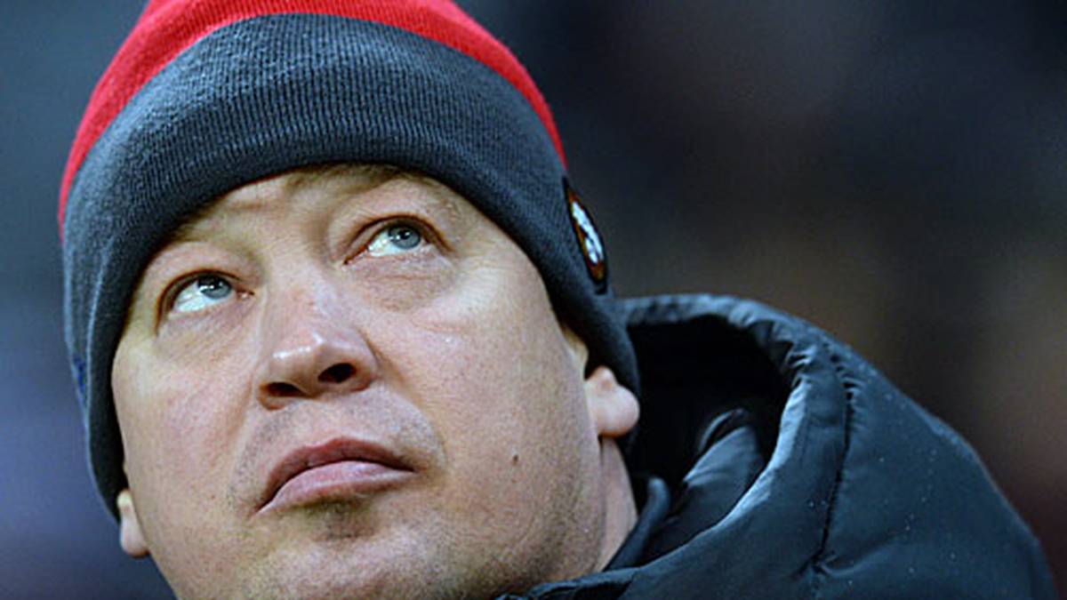 Winterlich kalt ist es in München, wo der FC Bayern ZSKA Moskau zu Gast hat. Wie kalt? Der russische Trainer Leonard Slutski muss eine Mütze tragen