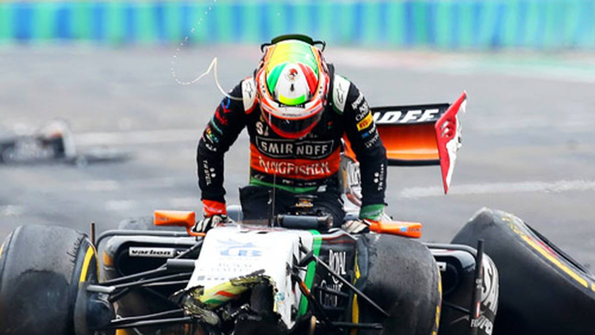 Zum Glück kann der Mexikaner unverletzt aus seinem Force India aussteigen