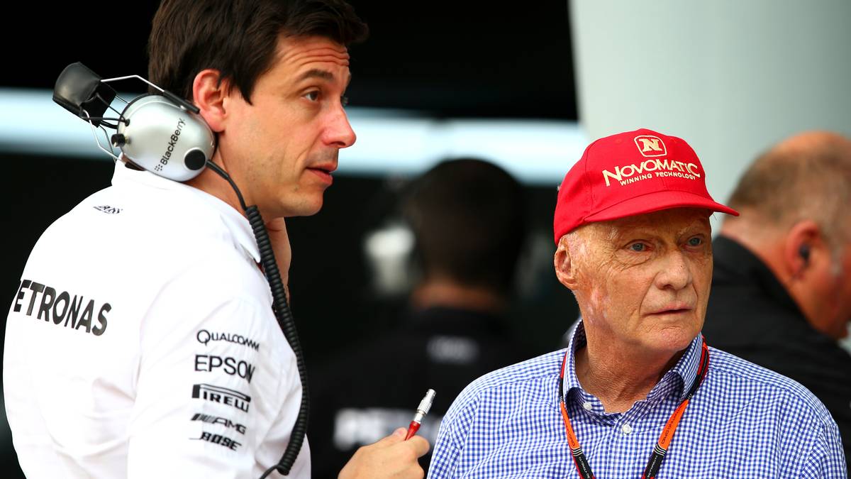 Im Rahmenprogramm finden diverse Showläufe mit historischen Mercedes-Sportwagen statt. Besondere Brisanz steckt in dem Duell zwischen Mercedes-Motorsportchef Toto Wolf und Niki Lauda, dem Aufsichtsratsvorsitzenden des Formel-1-Teams