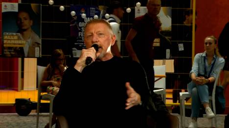 Vor mittlerweile 40 Jahren gewann Boris Becker als Teenager Wimbledon und wurde zur deutschen Tennis-Ikone. Nun spricht er über den Erfolg, der für ihn Fluch und Segen zugleich war.
