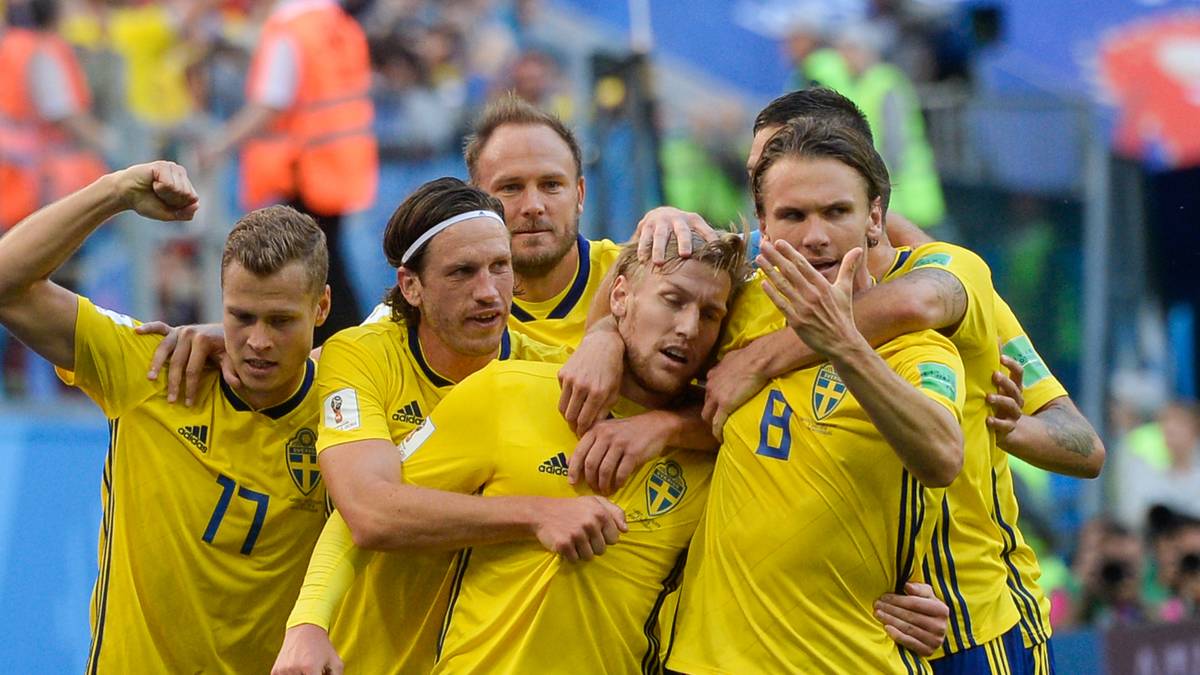 SCHWEDEN -  AFTONBLADET: "Magie oder Wunder? Wisst ihr was – Schweden wird das Viertelfinale der WM spielen und es ist genau so wie es sein sollte. Wir haben den richtigen Anführer auf dem Feld gewählt, wir arbeiten zusammen, wir stehen immer wieder auf, wir sehen uns in die Augen, wir kämpfen wie Tiere, wir helfen uns, wir kümmern uns um unsere alten Spieler, wir geben den jungen eine Chance und wir stehen auch auf und zeigen Rassisten die Rote Karte. Im Viertelfinale wird es also Harry Potter gegen Pippi Langstrumpf."