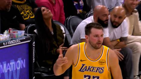 Die Phoenix Suns empfangen die Los Angeles Lakers. Das Spiel bleibt bis zum Ende auf Augenhöhe und dabei fällt vor allem der Lakers Star Doncic mit seinen 41 Scorerpunkten auf. 