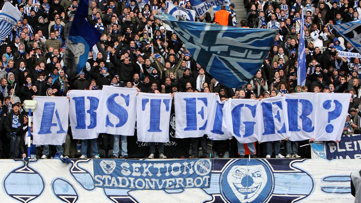 In der Bundesliga war die Entscheidung im Abstiegskampf bereits gefallen. Hannover 96, der 1. FC Nürnberg und Stuttgart gehen runter. Aus der Zweiten Liga kommen Köln, Paderborn und Union Berlin, das den VfB besiegt. Doch wie sieht es in den anderen Topligen Europas aus?