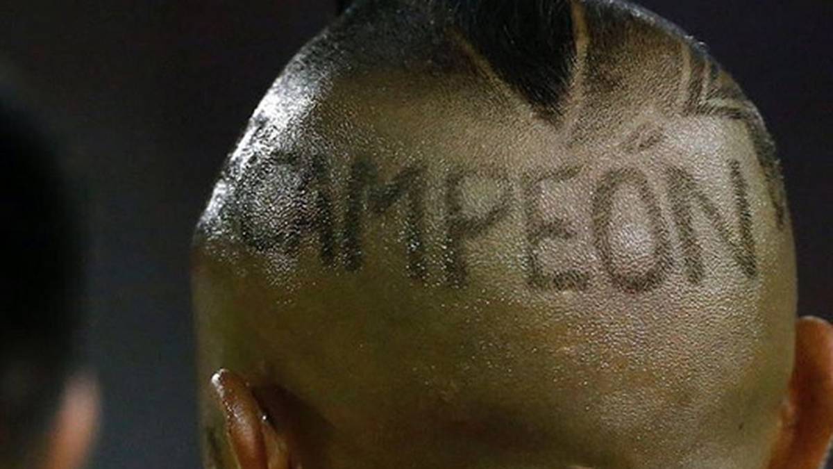 Bei Instagram zeigt Vidal stolz die Frisur und schreibt pathetisch zur holprigen WM-Quali mit Chile: "Ob wir gewinnen, verlieren oder unentschieden spielen: Wichtig ist, dass wir für unsere Träume kämpfen. Im Leben und im Fußball gibt es immer die Chance zur Revanche." SPORT1 zeigt Vidals Frisuren im Wandel der Zeit