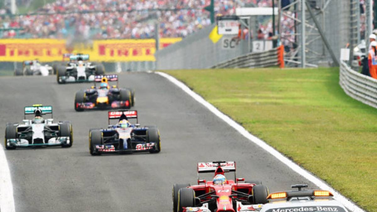 Doch bei all den Trümmerteilen auf der Strecke muss das Safety Car natürlich wieder raus. Alonso führt weiterhin das Feld dahinter an