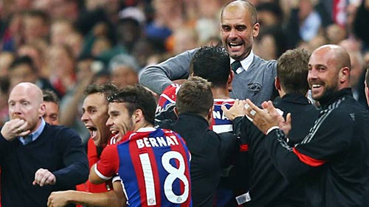 Pep Guardiola obenauf: Nach dem Last-Minute-Tor von Jerome Boateng lässt der Bayern-Coach seinen Emotionen freien Lauf. SPORT1 zeigt den kuriosen Jubel des Katalanen in der Diashow