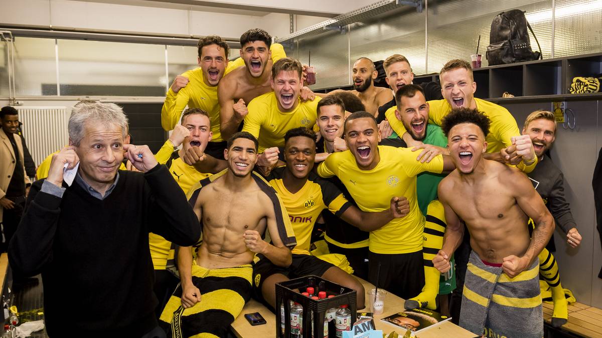 Zumindest lässt das ein Foto vermuten, das der BVB bei Twitter veröffentlicht hat. Denn: Auf dem Bild hält sich der Coach mit den Fingern die Ohren zu