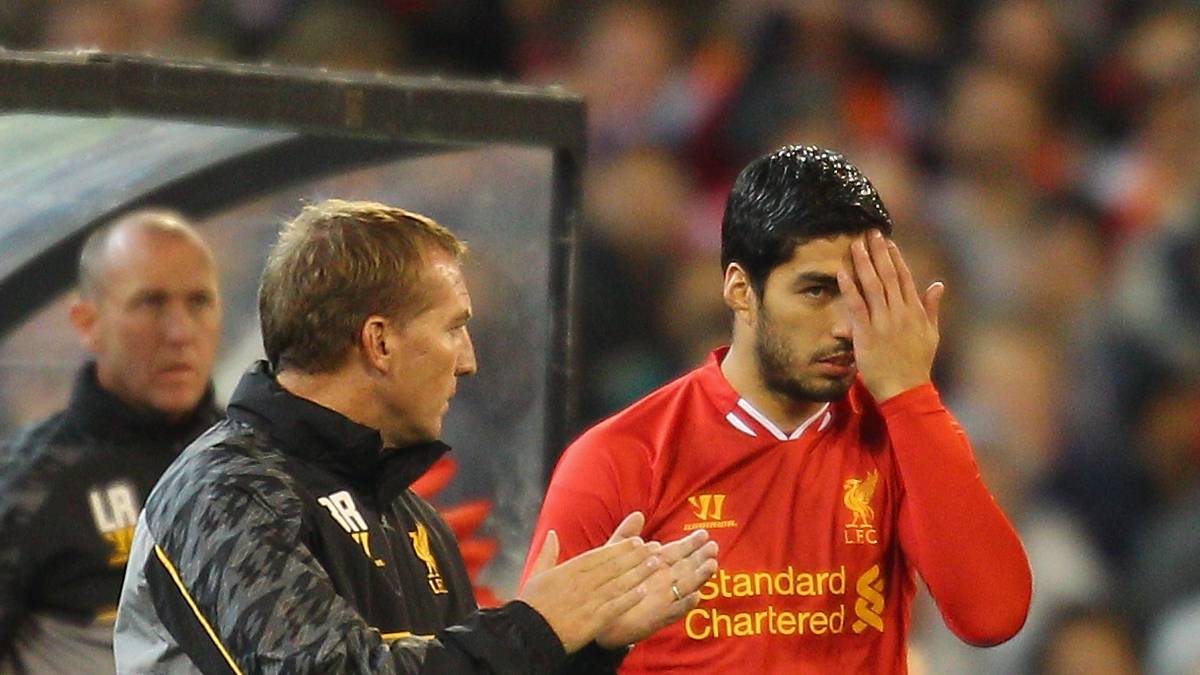 LUIS SUAREZ: Angeblich habe es eine mündliche Zusage von Trainer Brendan Rodgers gegeben, dass der Uruguayer Liverpool beim Verpassen der Champions League verlassen und zu Arsenal wechseln durfte. Rodgers bestritt das. Beide Seiten einigten sich auf einen Waffenstillstand, Suarez wechselte dann aber doch: zum FC Barcelona