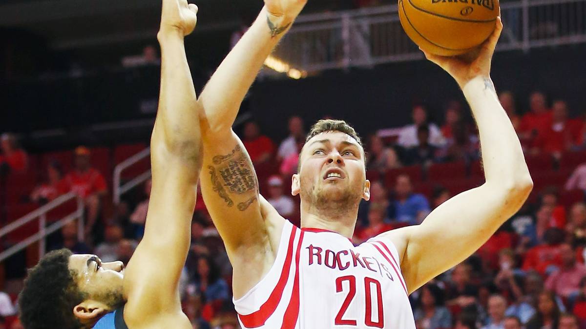 In der vergangenen Saison stand er nur 37 Mal für Houston auf dem Parkett, ein Wechsel nach Detroit scheiterte an seiner Verfassung. Zum einzigen Playoff-Sieg gegen Golden State steuerte Motiejunas aber starke 14 Punkte und 13 Rebounds bei