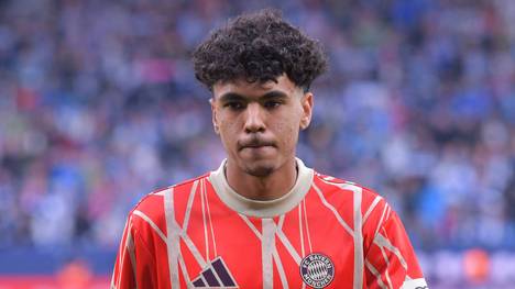 Viele Bayern-Fans fordern regelmäßige Spielzeiten für Adam Aznou. Der Youngster ist einer der großen Hoffnungsträger für die Zukunft des FC Bayern, muss aber offenkundig warten. Muss Bayern München Adam Aznou eine Chance geben?