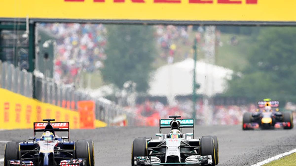 Kurz darauf erwischt es auch Vettel (im Hintergrund). Der Weltmeister verliert seinen RB10 ebenfalls auf der Start-Ziel-Geraden, kann einen heftigen Einschlag aber gerade noch verhindern. Nutznießer Hamilton überholt danach Vergne spektakulär auf der Außenbahn und macht sich auf Alonso-Jagd