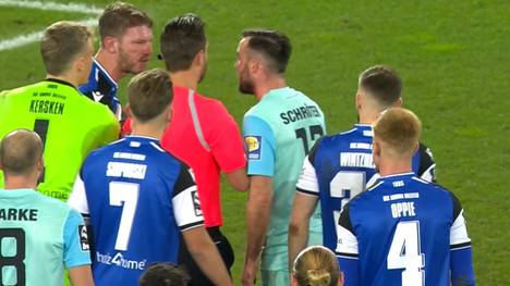 In der 3. Liga pfeift Schiedsrichter Daniel Schlager das Spiel zwischen Bielefeld und 1860 mit einer Cam am Ohr. Die Cam zeigt, wie der Unparteiische einen Disput zwischen Fabian Klos und Morris Schröter löst.