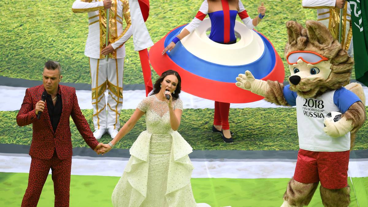 Während der Eröffnungsfeier wird Williams von der russischen Opernsängerin Aida Garifullina und dem Wolf-Maskottchen Zabivaka begleitet