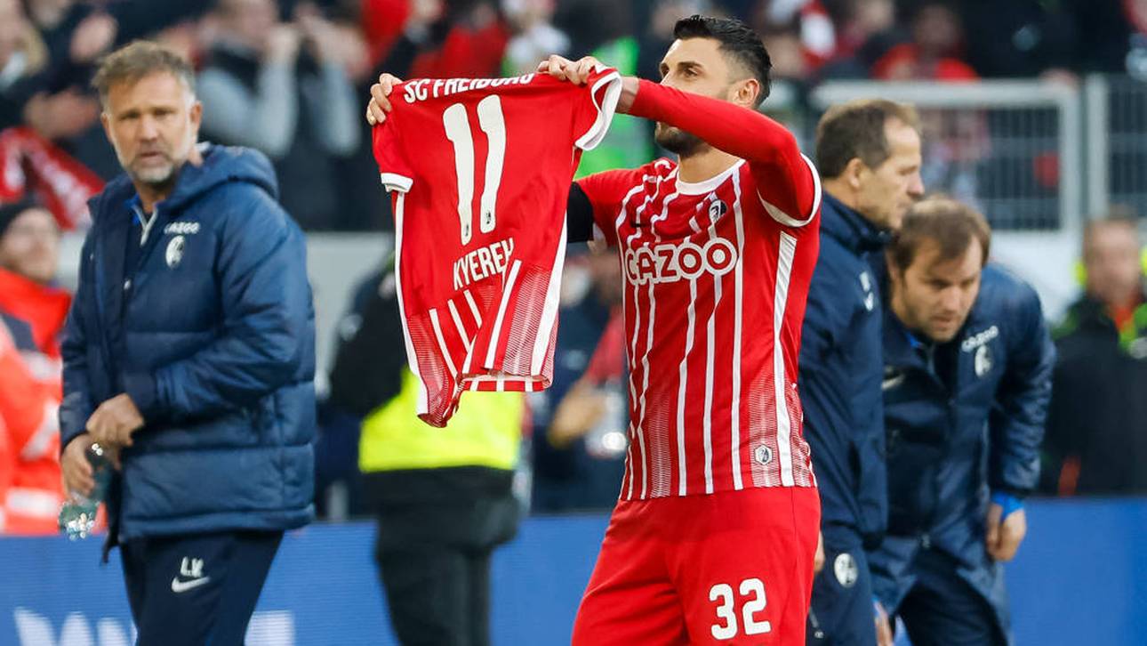 Vincenzo Grifo hielt im Februar 2023 nach einem Tor gegen Stuttgart das Trikot von Daniel-Kofi Kyereh in die Kamera