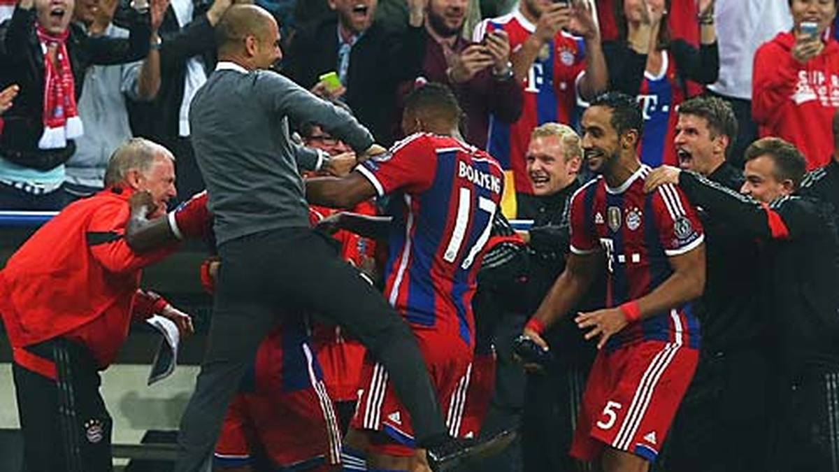 Trainer im Anflug: Guardiola stürmt zur jubelnden Spielertraube