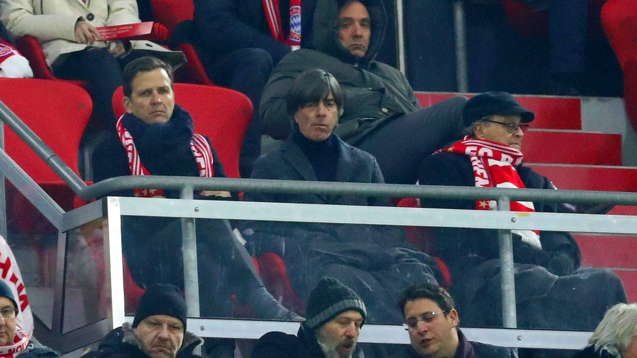 Bierhoff mit Bayern-Schal auf Tribüne